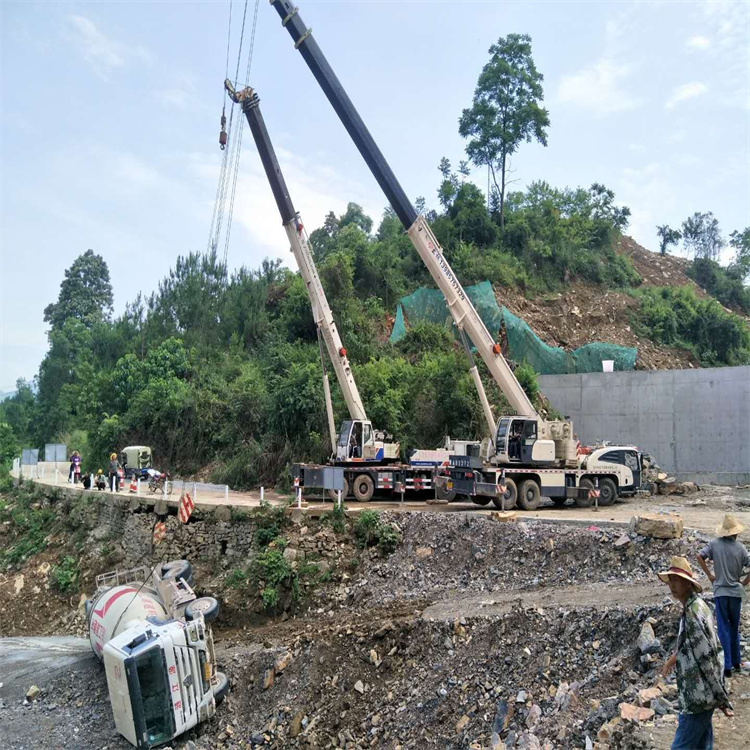 通江汽车掉沟里叫吊车救援要多少钱